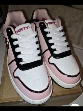 Hello Kitty Women's Pink Lace Up Sneakers Logo Embroidered Low Top Size 10 NEW!!